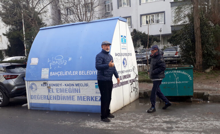 Konteynır kalksın Naci Kasım Caddesi