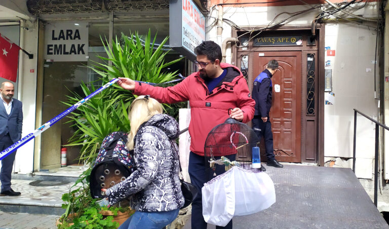 BAHÇELÝEVLER'DE KALDIRIM ALTINDAKÝ KÖMÜRLÜK TAVANI ÇÖKEN VE TAHL