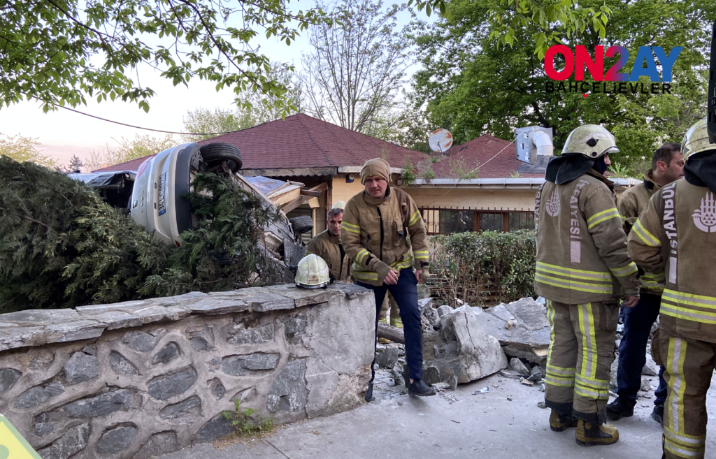 Yenibosna'da bir otomobil kafenin bahçesine uçtu 1 ağır yaralı