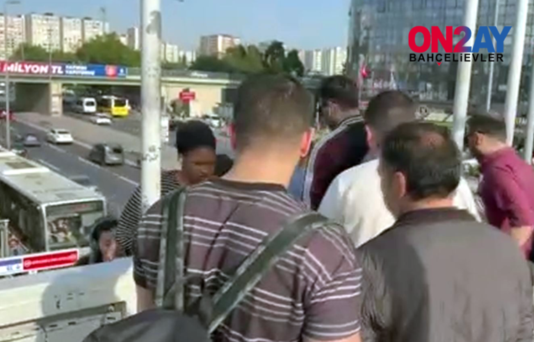 Metrobüse ulaşım kuyruğu üst geçidi kilitliyor