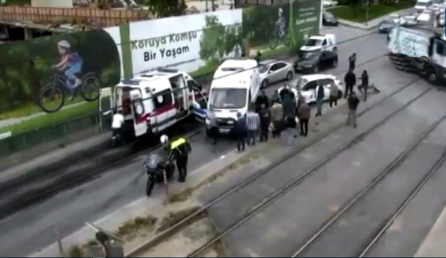 Bahçelievler'de Tramvay Otomobile Çarptı!