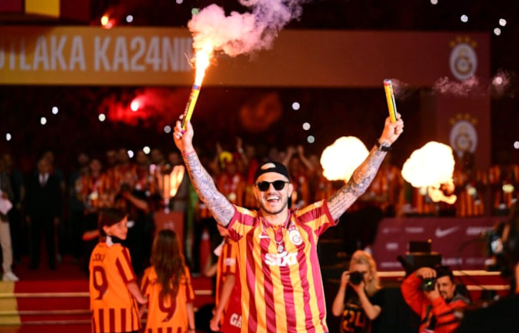 Şampiyon Galatasaray kupasını büyük kutlamayla aldı